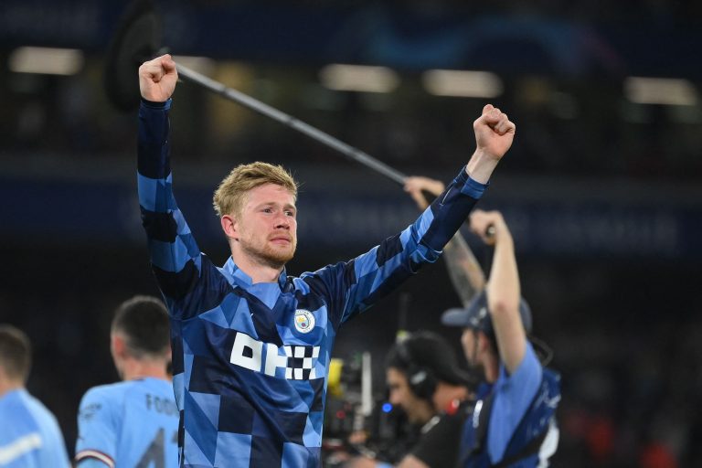 Kevin De Bruyne pose avec le maillot de Palmeiras lors de la fête du titre en Ligue des champions de City