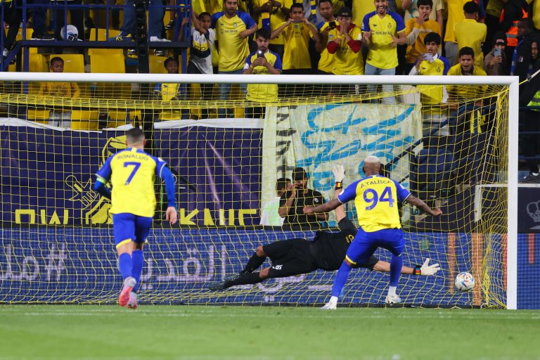 Talisca aide Cristiano Ronaldo dans la victoire d'Al-Nassr