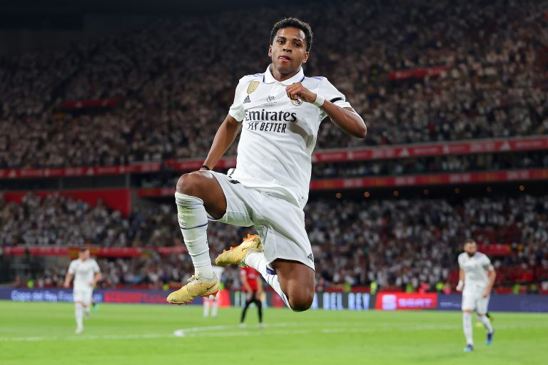 Rodrygo, joueur de football brésilien du Real Madrid, célébrant sa victoire en tant que meilleur joueur de la finale de la Copa del Rey espagnole