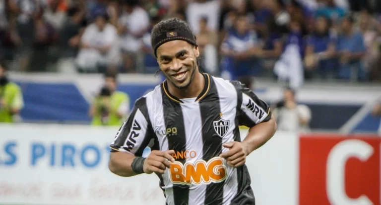 Ronaldinho en acción con el Atlético Mineiro