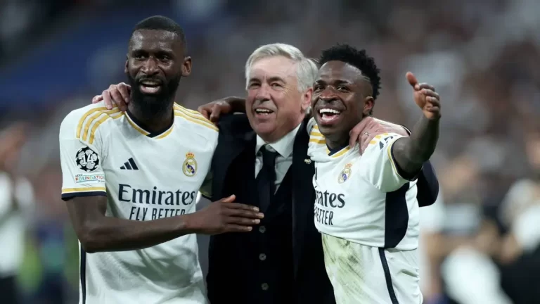 Carlo Ancelotti, DT del Real Madrid, celebra junto a Vinicius Jr. y Antonio Rüdiger