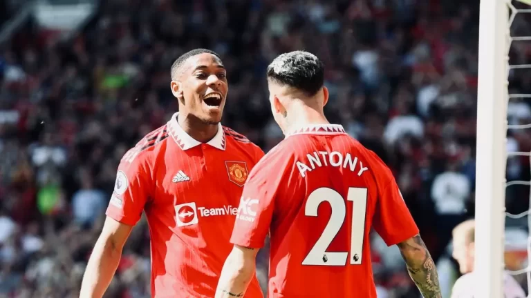 Anthony Martial celebra un gol en la Premier League junto a Antony, futbolista brasileño del Manchester United