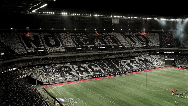 La afición del Atlético Mineiro mostrando un mensaje antirracista con un tifo