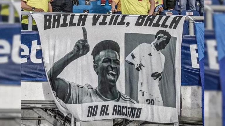 Unos aficionados colombianos mostraron una pancarta en apoyo a Vinicius Jr. durante la final de la Copa América