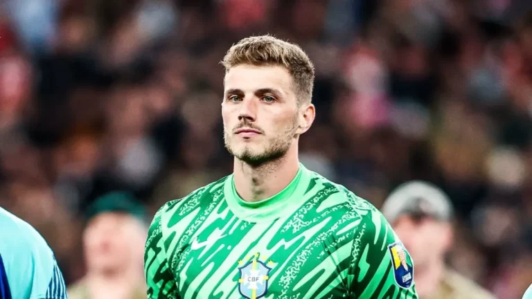 Bento Krepski, portero brasileño del Athletico Paranaense, disputando el amistoso ante Inglaterra en Wembley