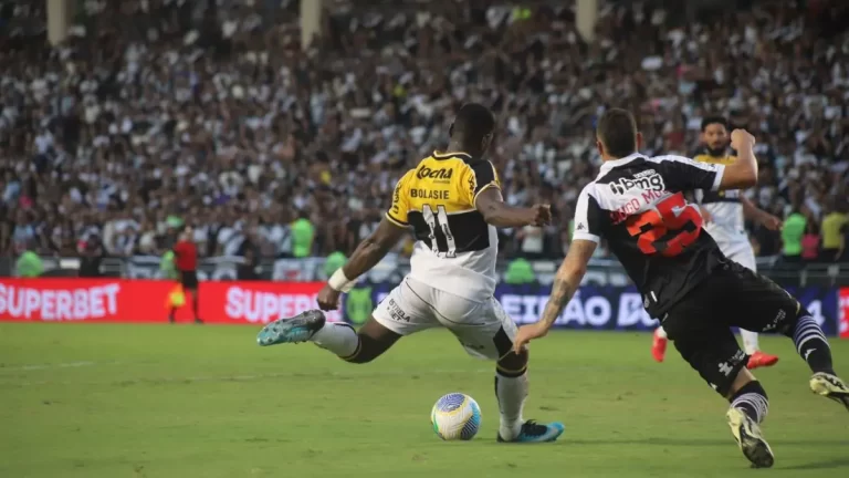 Yannick Bolasie, atacante franco-congoleño del Criciúma, disputando un partido ante el Vasco da Gama