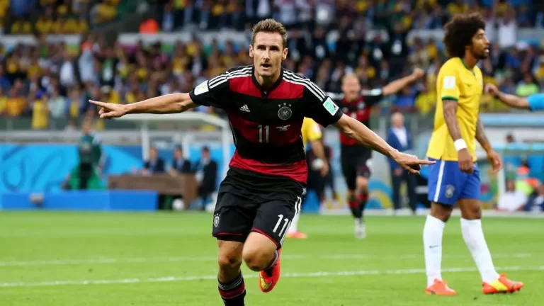 Miroslav Klose celebra un gol en la histórica goleada por 1-7 ante Brasil en el Estadio Mineirão