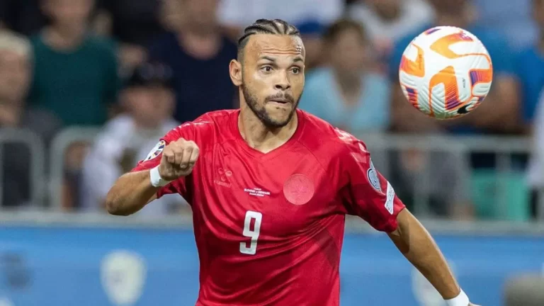 Martin Braithwaite, nuevo refuerzo de Grêmio, disputando un partido con la Selección de Dinamarca