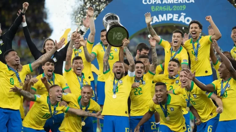 La selección brasileña levanta el título de la Copa América 2019 en su país