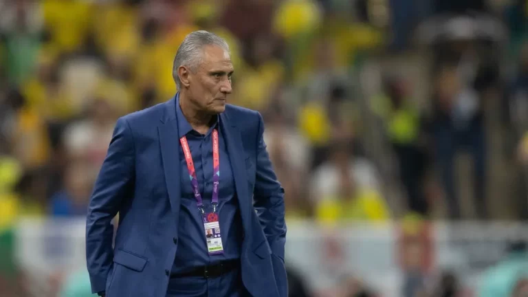 Tite dirigiendo a la Seleção durante un partido del Mundial de Qatar 2022