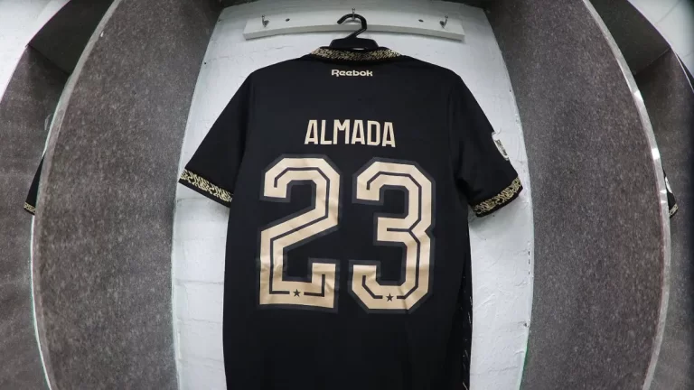 La camiseta del Botafogo mostrando el dorsal de Thiago Almada, el fichaje más caro del Brasileirão 2024