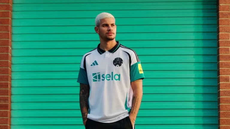 Bruno Guimarães posa vistiendo la nueva camiseta del Newcastle United