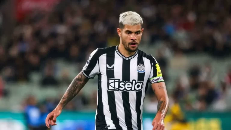 Bruno Guimarães, mediocentro brasileño del Newcastle disputando un amistoso en Australia