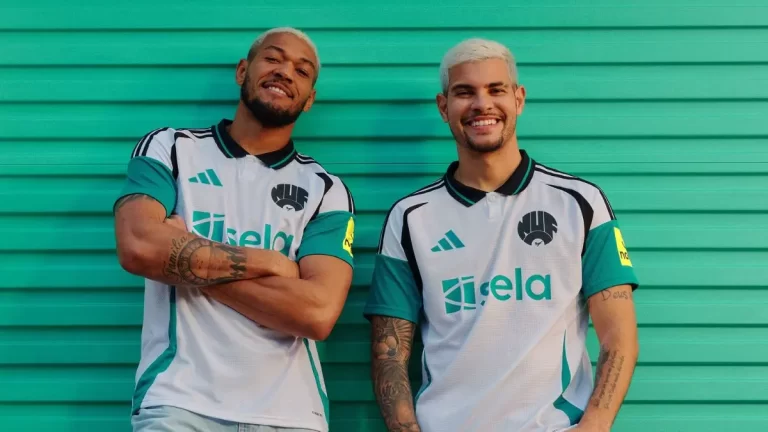 Joelinton y Bruno Guimarães posan con la nueva camiseta alternativa del Newcastle United