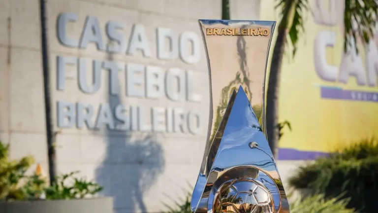 El trofeo del Brasileirão B en frente de la sede de la CBF