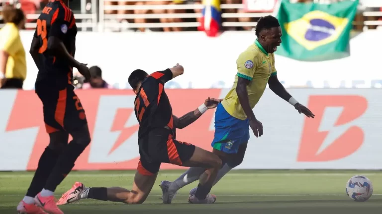 Vinicius Jr. cae al suelo tras ser derribado en una polémica jugada durante el Brasil vs Colombia de la Copa América