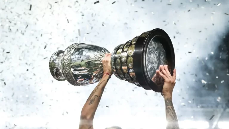 El trofeo de la Copa América 2024, levantado por Ángel di María