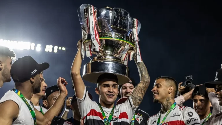 Los jugadores del São Paulo celebran tras levantar el título de la Copa de Brasil 2023