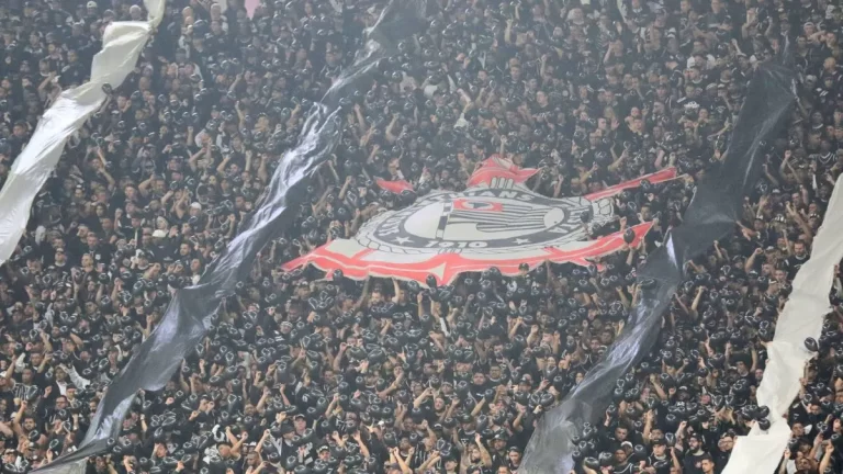 El escudo del Corinthians levantado por su afición en la grada del Neo Química Arena