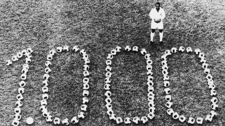 Pelé posa tras anotar su gol número 1000