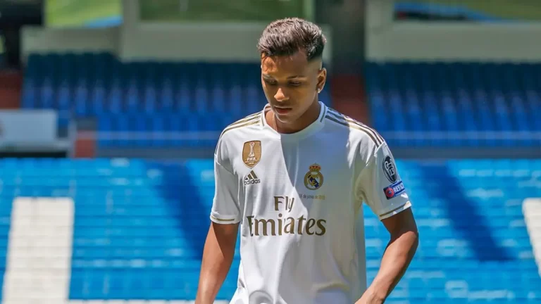 Rodrygo Goes controla el balón durante su presentación oficial en el Real Madrid (18 de junio 2019)