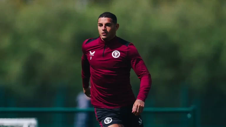 Diego Carlos, zaguero brasileño del Aston Villa