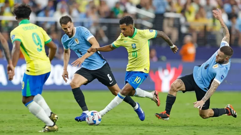 Rodrygo Goes disputando un balón durante la Copa América 2024