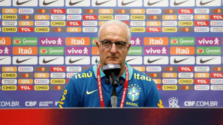 Dorival Júnior, entrenador de la Selección Brasileña en una rueda de prensa