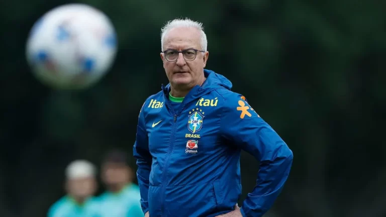 Dorival Júnior, seleccionador de Brasil, dirigiendo un entrenamiento en Orlando, Florida