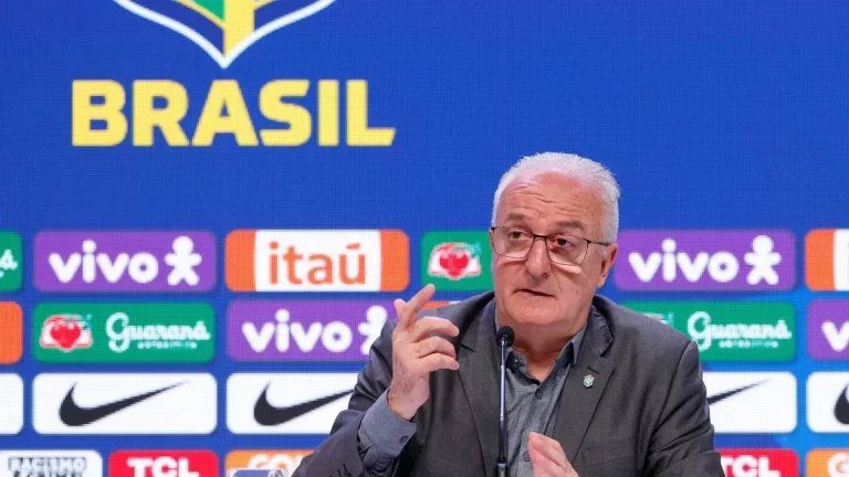 Dorival Júnior, entrenador de la Seleção, revelando la lista de convocados para la próxima fecha FIFA