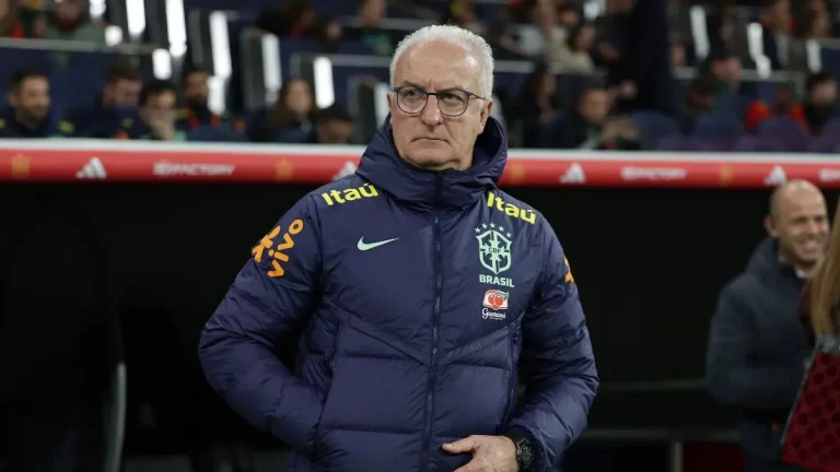 Dorival Júnior durante el reciente amistoso ante España en el Santiago Bernabéu