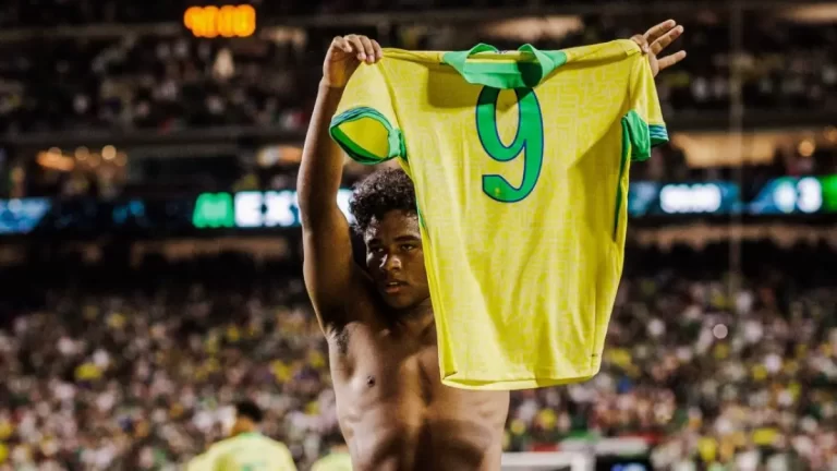 Endrick muestra su camiseta al público tras anotar un gol con la Seleção previo a la Copa América