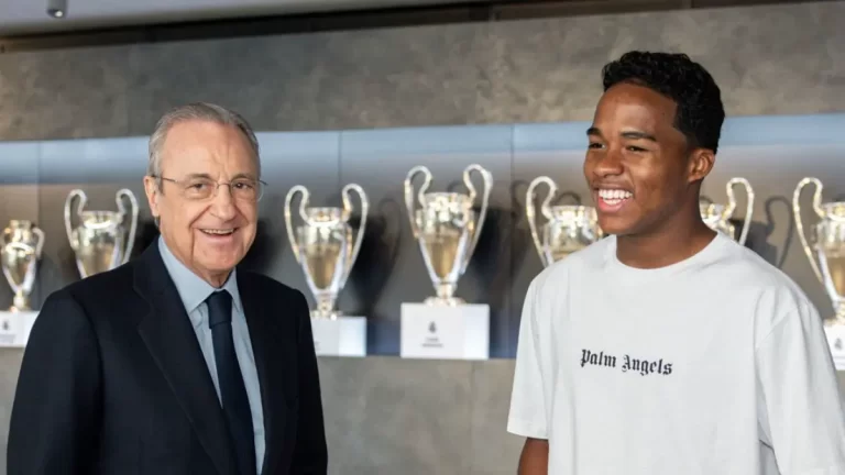 Endrick posa junto a Florentino Pérez, presidente del Real Madrid