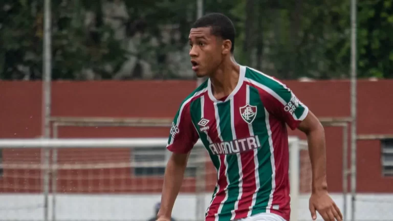 João Henrique “Esquerdinha”, prometedor lateral izquierdo del Fluminense que interesa al FC Barcelona