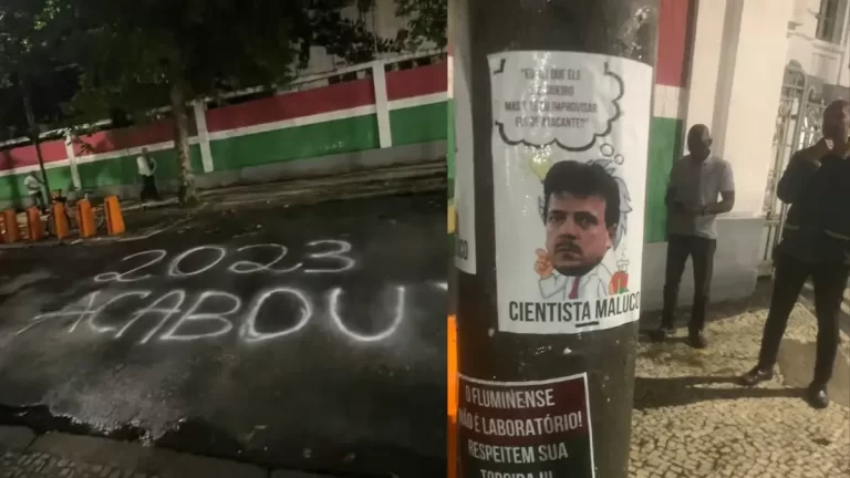 Los aficionados del Fluminense grafitearon las calles y enviaron un mensaje a Diniz por la crisis del club