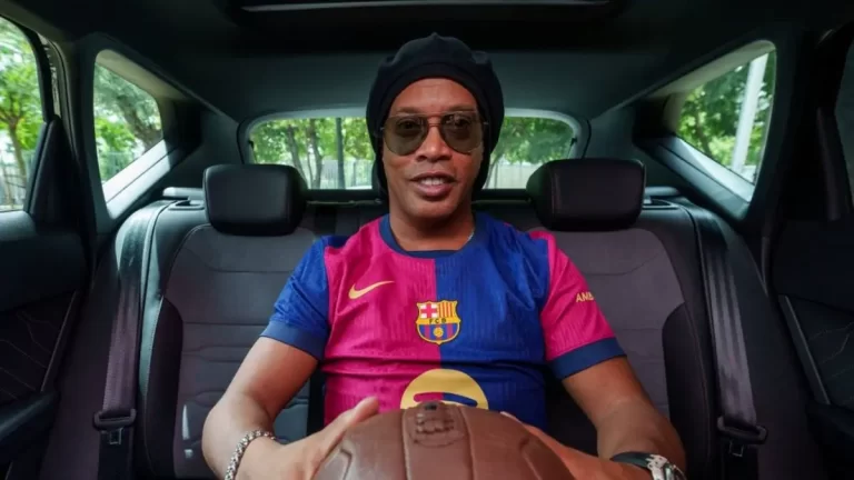 Ronaldinho vistiendo la nueva camiseta local del FC Barcelona, elegida como la mejor de julio de 2024