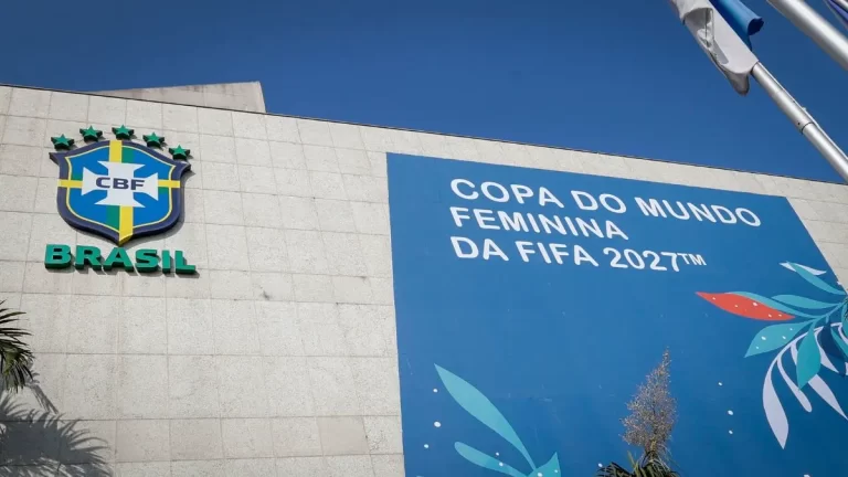 La fachada de la CBF mostrando el logo del Mundial Femenino de 2027