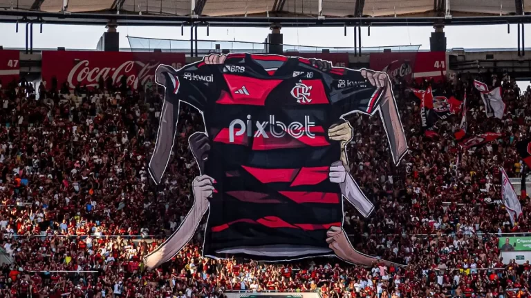 La camiseta del Flamengo luciendo el patrocinio de Pixbet en un tifo realizado por los aficionados del club