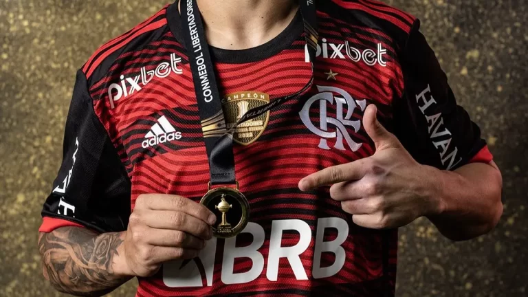 Giorgian De Arrascaeta muestra su medalla de campeón de la Copa Libertadores 2022 con el Flamengo