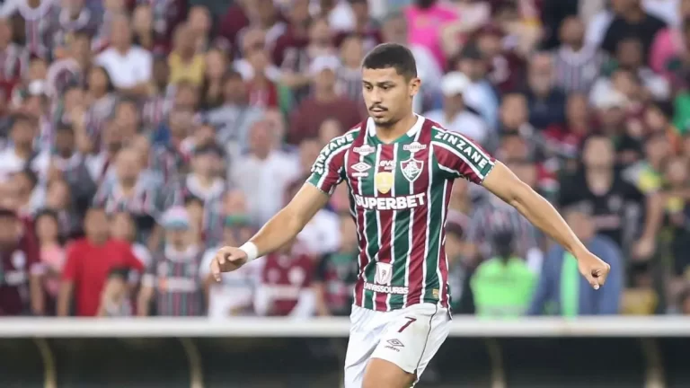 André Trindade disputando un partido con el Fluminense