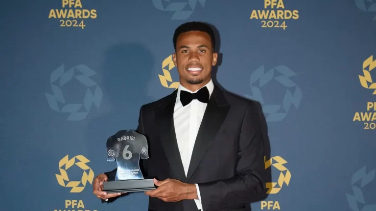 Gabriel Magalhães posa con el trofeo de XI ideal de la PFA