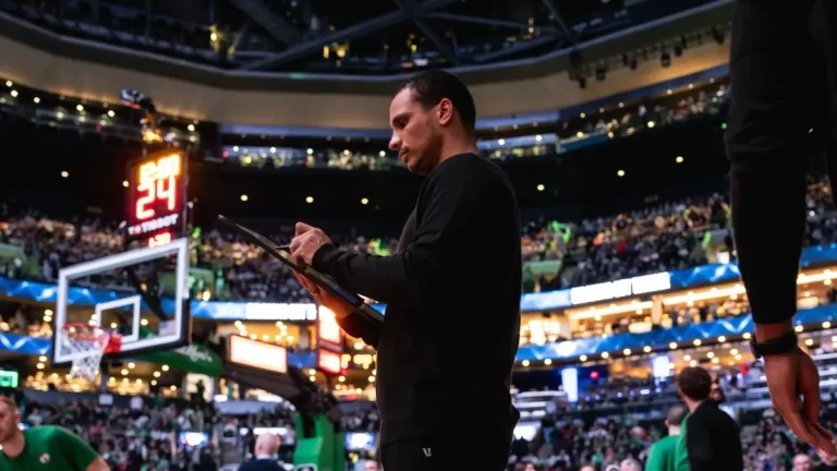 Joe Mazzulla entrenador de los Boston Celtics, equipo de la NBA