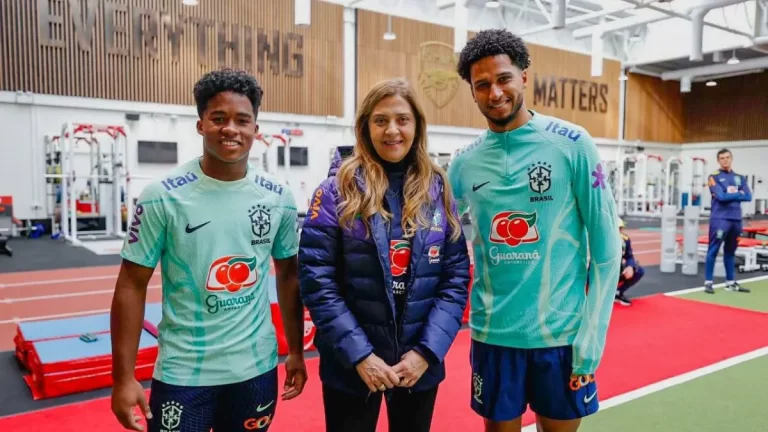 Leila Pereira, presidenta del Palmeiras, junto a Endrick y Murilo