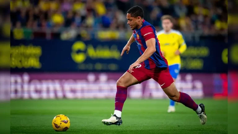 Vitor Roque disputando un partido de LaLiga con el FC Barcelona