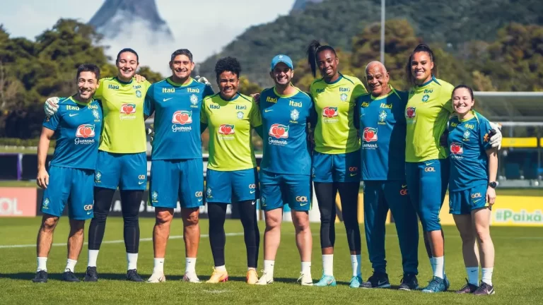 Luciana, en el centro y a la izquierda, acompañada de sus compañeras porteras y del cuerpo técnico de la Seleção Femenina