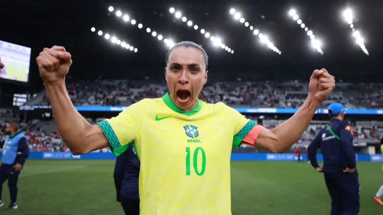 Marta, legendaria futbolista brasileña, celebra tras un partido de la SheBelievesCup ante Japón