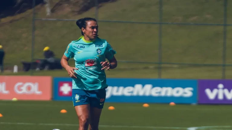 Marta entrenando con la Seleção Femenina en la Granja Comary