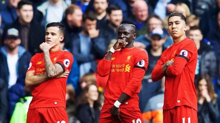 Philippe Coutinho y Roberto Firmino, leyendas brasileñas del Liverpool, junto a Sadio Mané