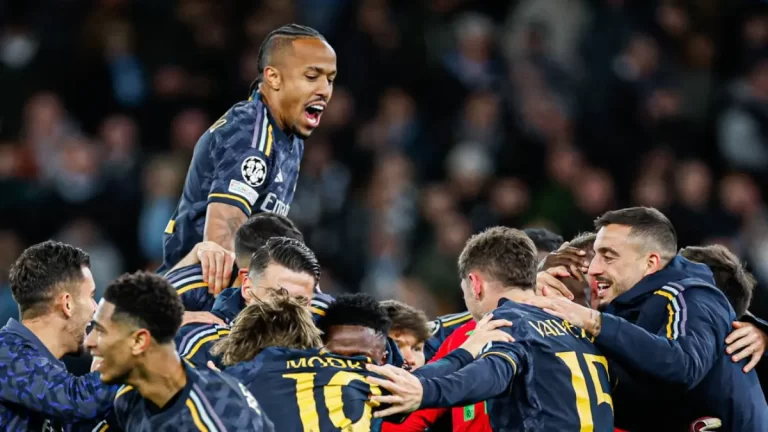 Éder Militão celebra junto a sus compañeros la épica clasificación a semifinales de la Champions League