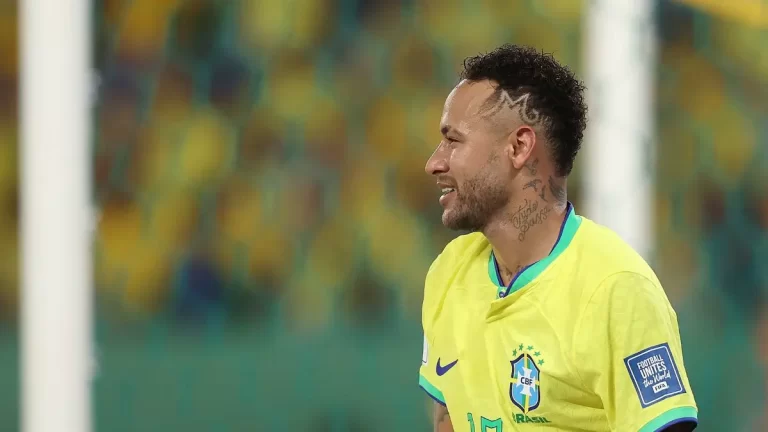 Neymar Jr. disputando uno de sus últimos partidos con Brasil antes de lesionarse